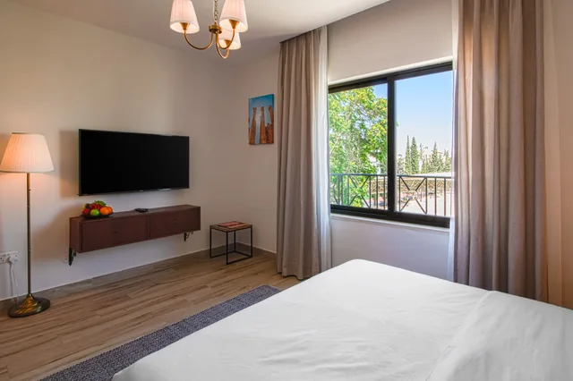 Deluxe, Suite, King Bed, City View, Sofa, CANARY HOTEL 2/3