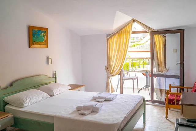 Room, Twin Beds, Beach Front, Partial Sea View، Diplomat Hotel 2/6