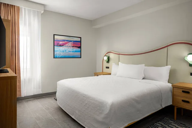 غرفة بريميوم بسرير كينج بإطلالة على البحر لذوي الإعاقة، Home2 Suites by Hilton Outer Banks Kill Devil Hills 1/2