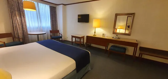 جناح جونيور، Bristol Hotel 2/10