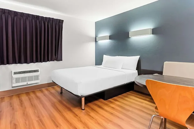 Standard, Queen Bed, Econo Lodge Idaho Falls, ID 3/9