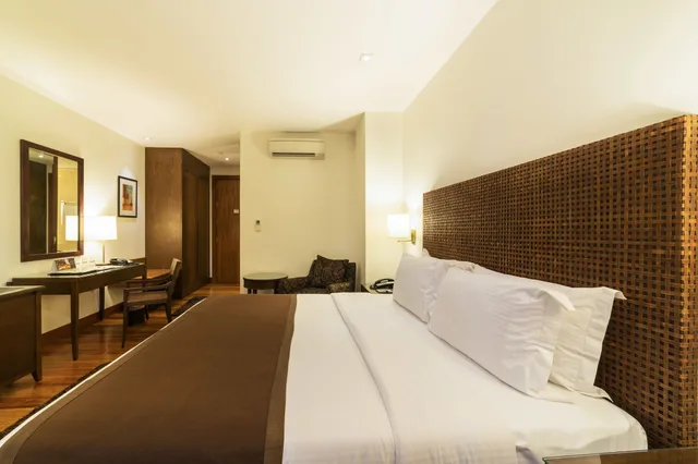 Deluxe King Room, City Garden Grand Hotel 6/10