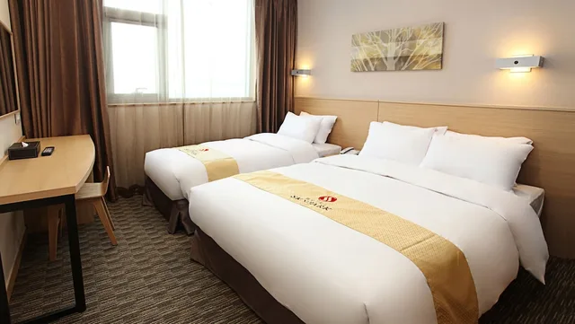 Deluxe, 1 Double and 1 Single Bed, Hotel Skypark Dongdaemun 1 7/9