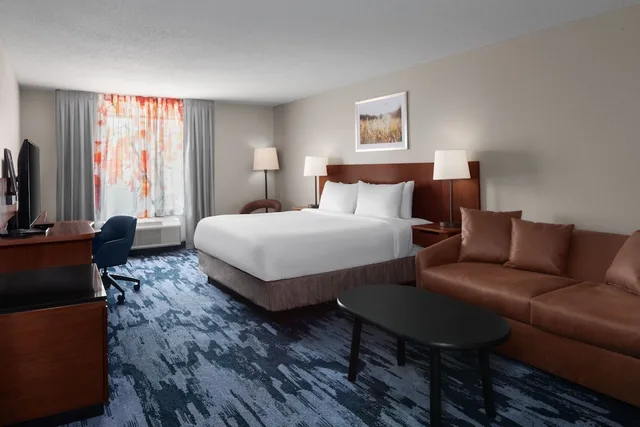 غرفة ديلوكس بسرير كينج مع أريكة لذوي الإعاقة، Fairfield Inn Charlotte Mooresville Lake Norman 2/3