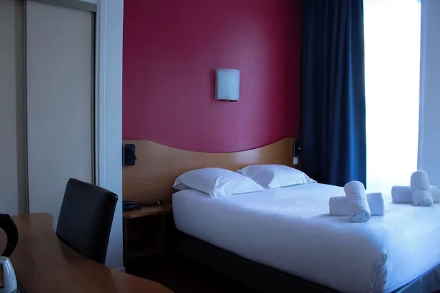 غرفة كلاسيكية بسرير كوين وسريرين منفصلين، Le Clocher de Rodez Ex Quality Hotel Le Clocher de Rodez 5/10