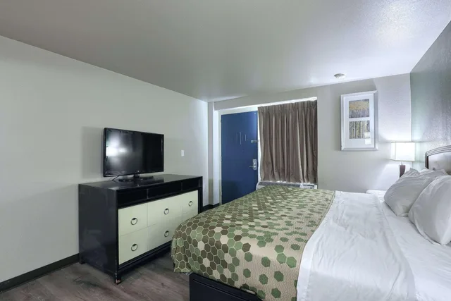 Efficiency, Suite, King Bed، Suburban Studios Neenah-Appleton 1/3