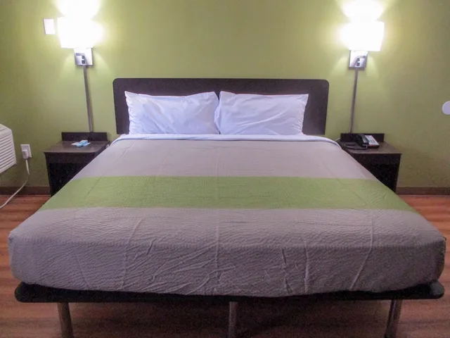 Deluxe, King Bed, Motel6 North Olmsted, OH - Cleveland 2/6