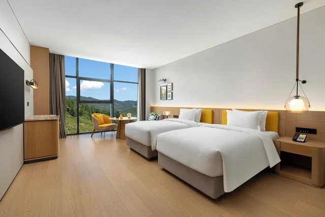 غرفة قياسية بسريرين منفصلين بشرفة، voco Wugong Mountain Jiangxi by IHG 2/2