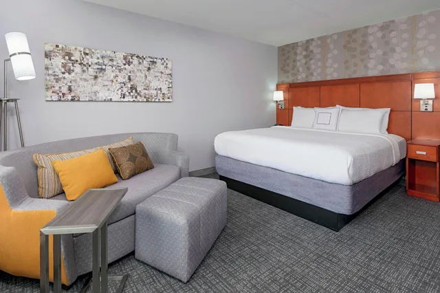 غرفة تنفيذية بسرير كينج، Courtyard Fort Wayne Downtown Grand Wayne Convention Center 1/4