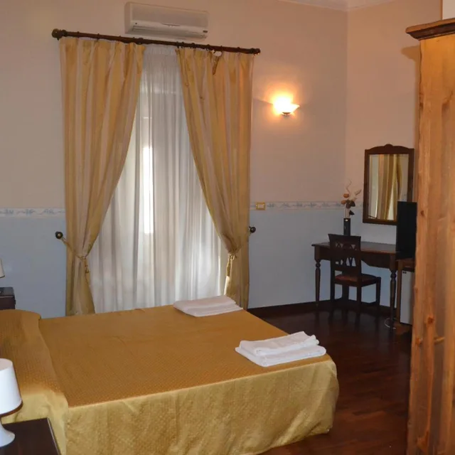 غرفة بسرير مزدوج أو سريرين منفصلين بإطلالة على المدينة، Stesicorea Palace. 3/9