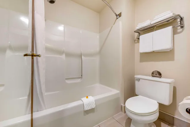 غرفة بسرير كينج بحوض جاكوزي، Best Western Spooner Riverplace 4/4