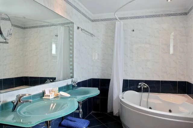 جناح بسرير كينج بغرفة نوم واحدة مع أريكة، Olympia Golden Beach Resort & Spa 2/2