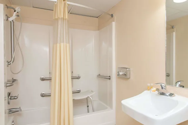 غرفة بسرير كوين بحوض استحمام لذوي الإعاقة، Days Inn by Wyndham Bradenton I-75 10/10