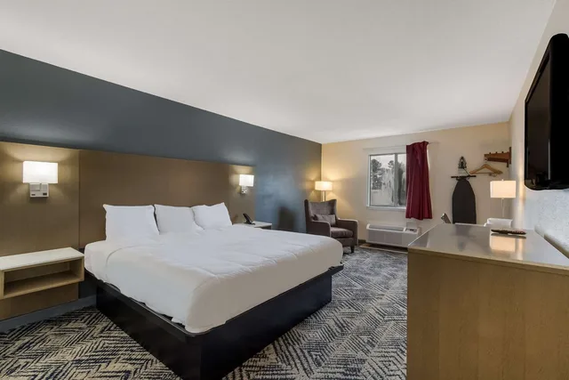 غرفة بسرير كينج، Econo Lodge Cherry Point 2/5