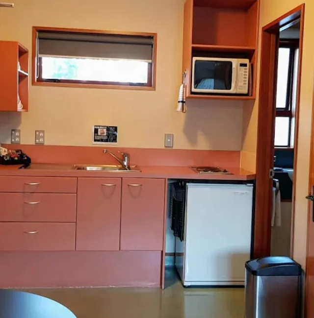 استوديو بسرير كينج وسرير فردي مفردة بسريرين منفصلين، Aspen Lodge Motel 10/10