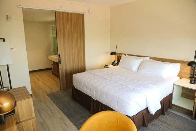 Room, King Bed, Meadow Land View، Wyndham Garden North Bergen Near Secaucus 1/3