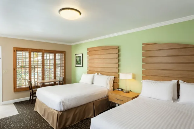 Suite, Multiple Beds, Ground Floor, Accessible، Holiday Inn Express and Suites La Jolla - Windansea Beach 1/4