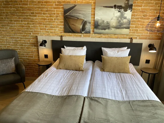 Standard, Queen Bed, Skyline Airport Hotel 3/5