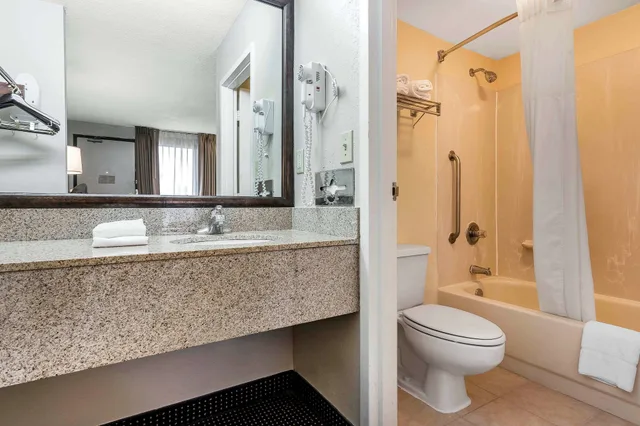 غرفة قياسية بسرير كينج، Travelodge by Wyndham North Charleston 7/7