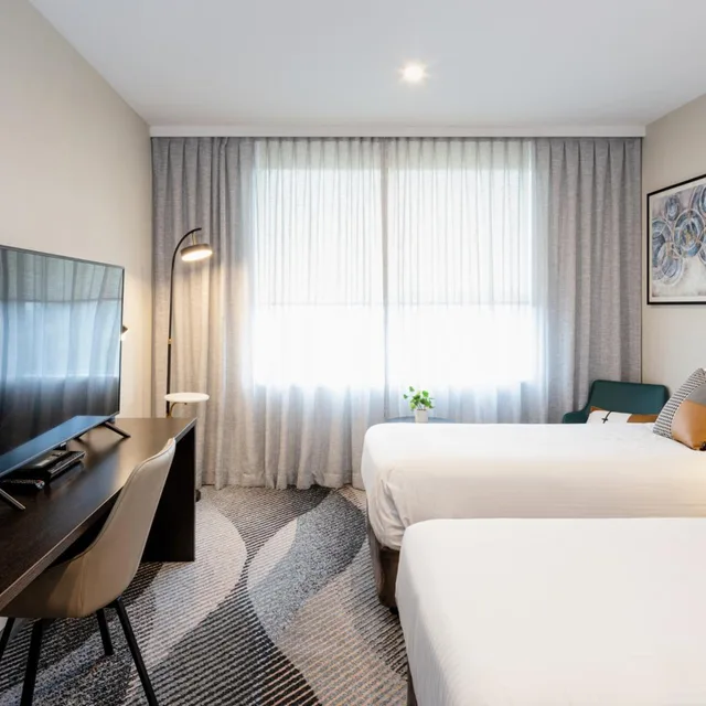 غرفة متصلة بسرير مزدوج وسريرين منفصلين، Royal Pacific Hotel 3/10