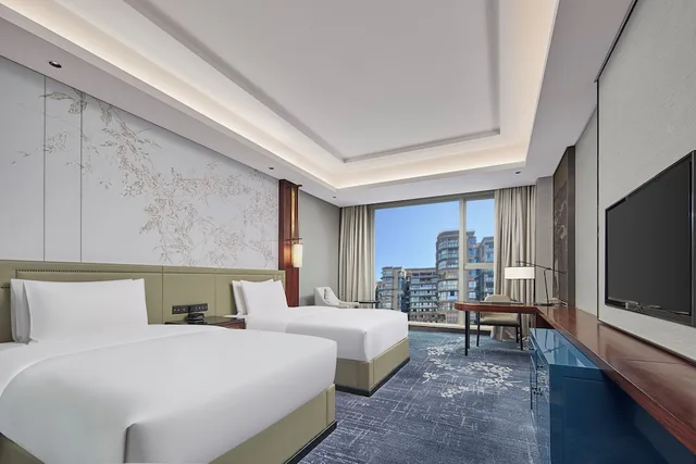 غرفة قياسية بسريرين مزدوجين مع دخول صالة النادي، HUALUXE Leshan by IHG 1/5