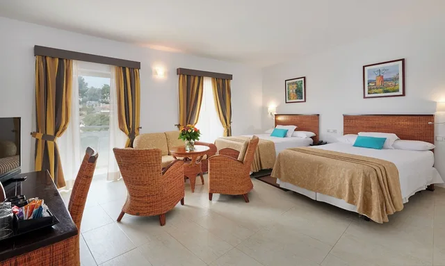 جناح كومفورت بسريرين مزدوجين بإطلالة على البحر بشرفة بغرفة نوم واحدة، Hotel Apartamentos Cala Santanyi 2/9