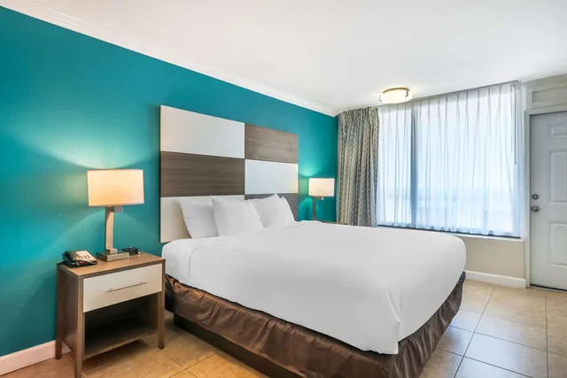 غرفة بسرير كينج لذوي الإعاقة، Comfort Inn and Suites Daytona Beach Oceanfront 1/3