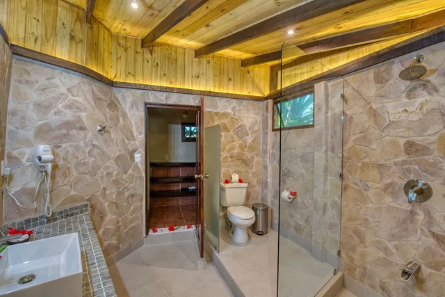 بنغل بسريرين كوين، Ylang Ylang Beach Resort 6/8