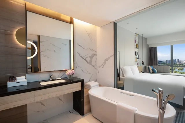 غرفة قياسية بسرير كينج بإطلالة على البحيرة مع دخول صالة النادي، Crowne Plaza Foshan Nanhai 6/6