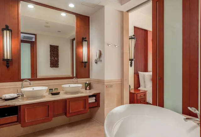 غرفة بريميوم بسرير كينج بإطلالة على الحديقة بشرفة، Intercontinental Hotels Xishuangbanna Resort 5/5
