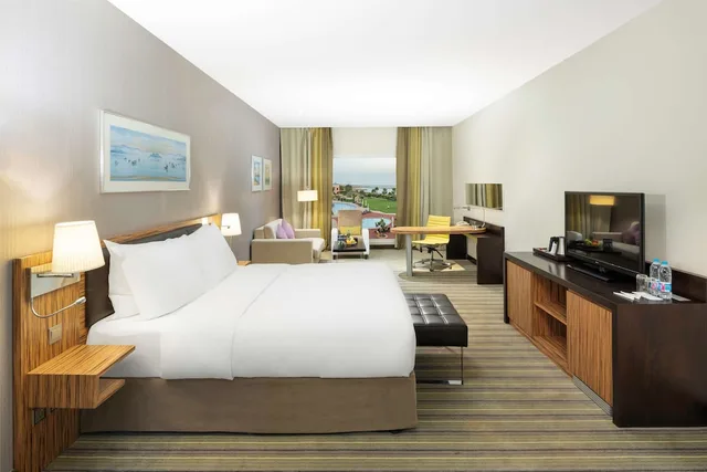 غرفة بريميوم بإطلالة جزئية على البحر، راديسون بلو جيزان(Radisson Blu Resort Jizan) 1/2