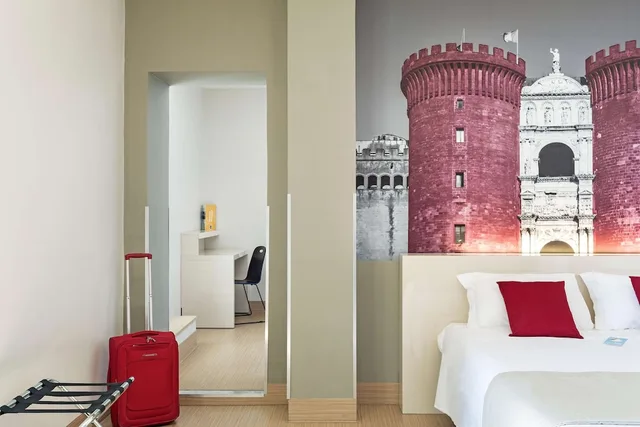 غرفة ثلاثية بسرير كوين وسرير فردي بشرفة، B&B Hotel Napoli 10/10