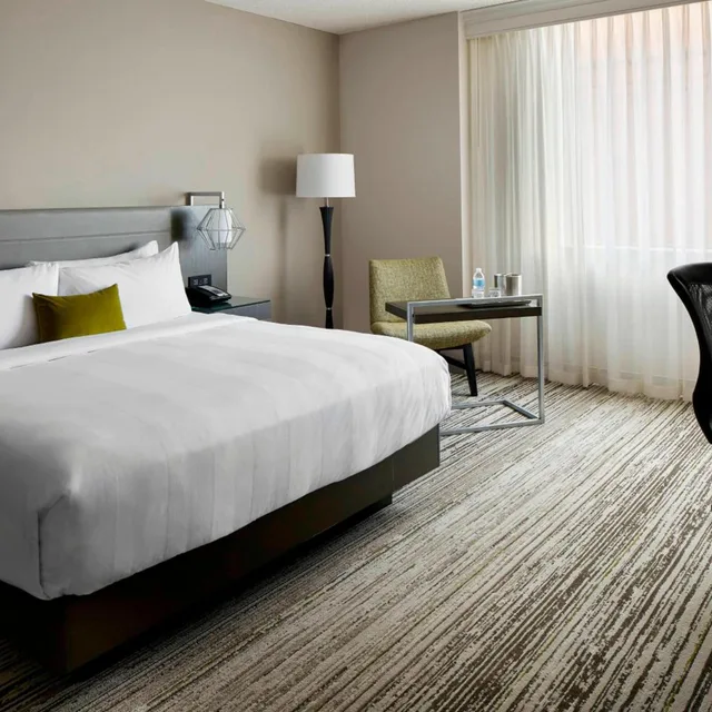غرفة بسرير كينج بحوض استحمام لذوي الإعاقة، Columbus Marriott Northwest 1/10