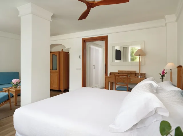 جناح جونيور مفردة بسريرين منفصلين بإطلالة جزئية على البحر مع أريكة، H10 Blue Mar - Adults Only 3/10