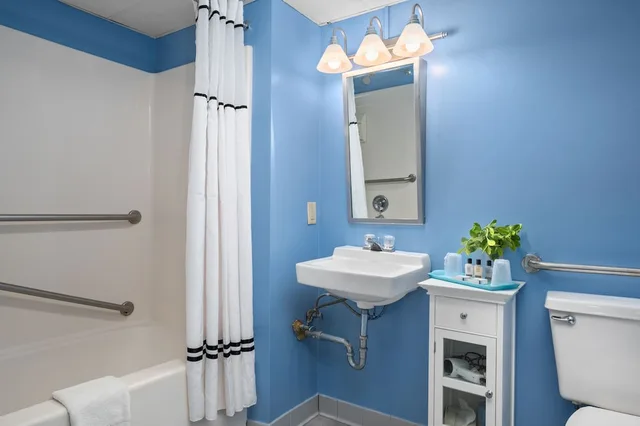 جناح بسرير كوين لذوي الإعاقة، Cayman Suites Hotel 7/7