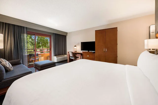 غرفة ديلوكس بسرير كينج مع أريكة، Sonesta Select San Jose Airport 1/4