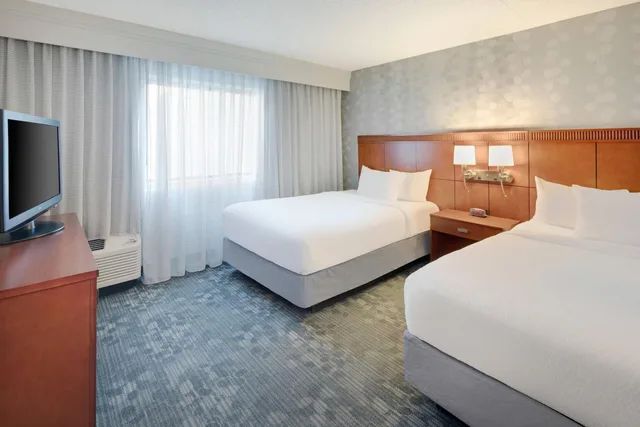 جناح بسريرين مزدوجين بإطلالة على الفناء بغرفة نوم واحدة مع أريكة، Courtyard by Marriott Southfield 1/3
