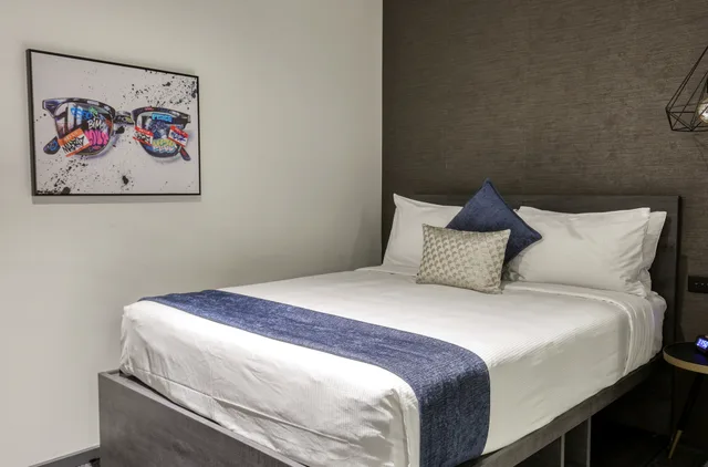 Inner, Queen Bed، The Viv Hotel Wellington 2/8