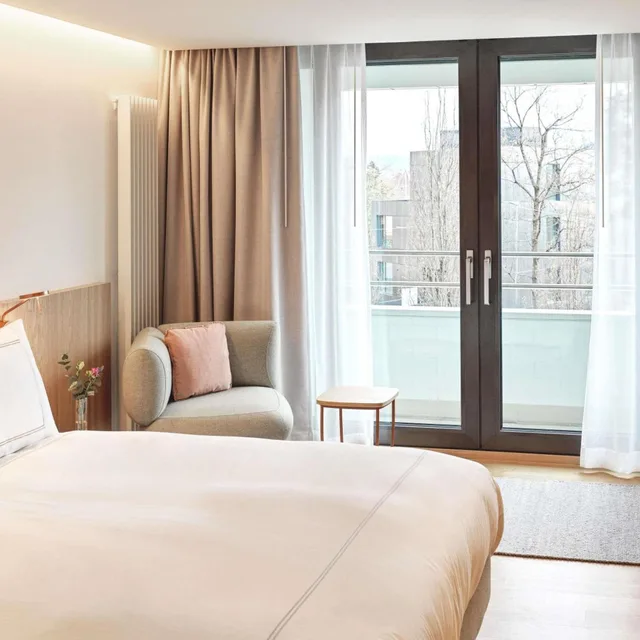غرفة بريميير بسرير مزدوج بشرفة، Swissotel Kursaal Bern 1/8