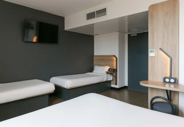 Room, Quadruple, Double and Twin Beds, B&B Hotel Marseille Prado Velodrome 5/9