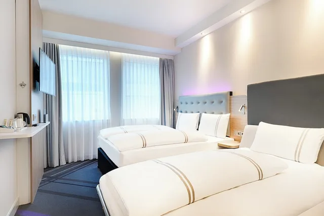 غرفة قياسية ثلاثية بسرير مزدوج وسرير فردي، Premier Inn Frankfurt Westend Hotel 2/5