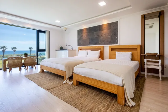 غرفة بسرير كوين وسرير فردي بإطلالة على البحر، Sun And Moon Resort 1/6