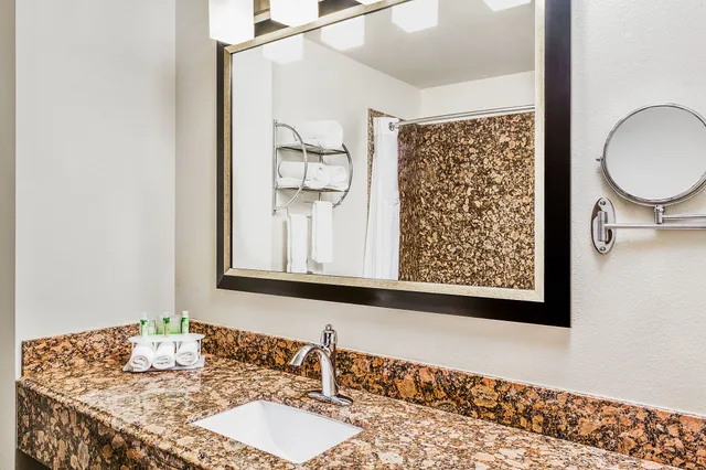 جناح بسريرين كينج مع أريكة، Holiday Inn Express Minden 2/3
