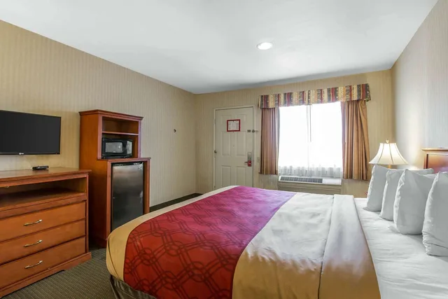 غرفة بسرير كينج لذوي الإعاقة، Econo Lodge Inn & Suites Riverside Corona 2/3