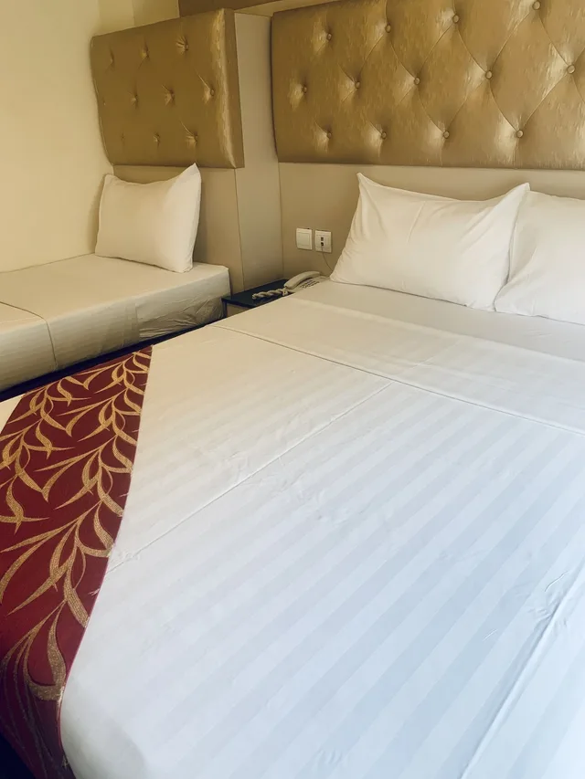 غرفة ديلوكس عائلية بسرير كوين وسرير فردي، Sandpiper Hotel 7/9