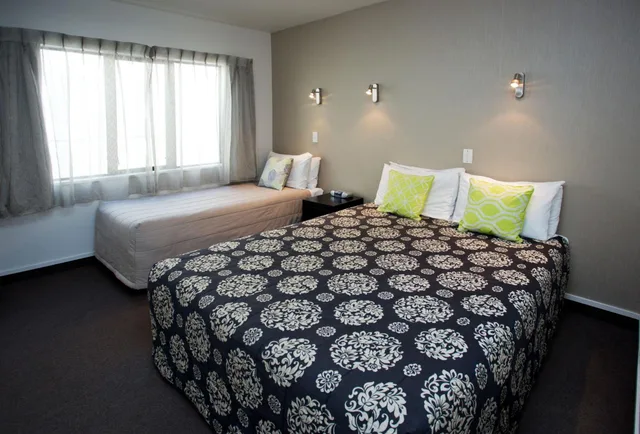 1 Bedroom, Apartment, Double and Twin Beds, Large, Cable Court Motel 3/10