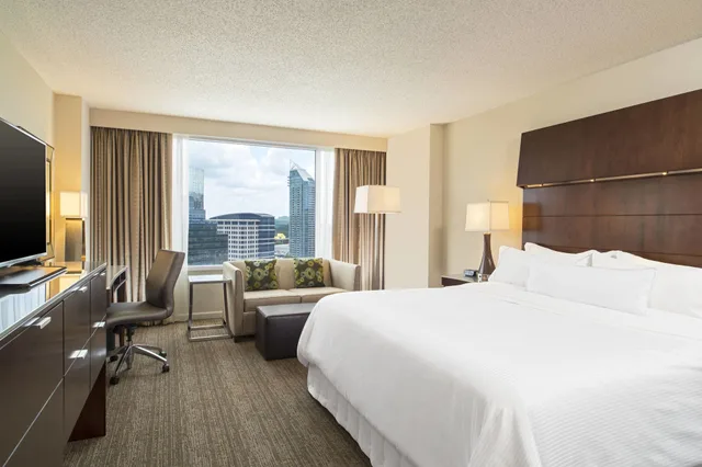 غرفة كلوب بسرير كينج بإطلالة على المدينة مع أريكة، The Westin Buckhead 4/8