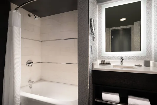 Room, 2 Queen Beds, Skyline View، The Clancy, Autograph Collection 4/7