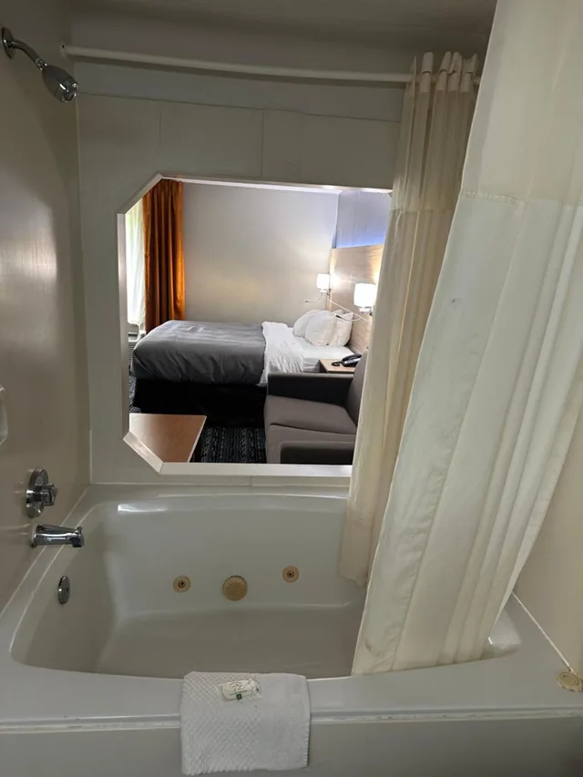 غرفة بسرير كينج بجاكوزي، Quality Inn Rochester South 10/10