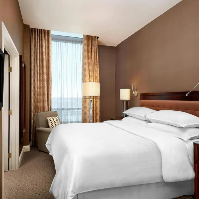 جناح ديلوكس ركني بسرير كينج مع أريكة، Sheraton Suites Calgary Eau Claire 1/5
